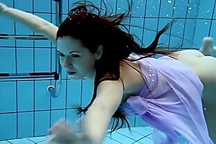 Aneta shows her gorgeous body underwater