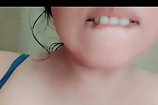 Mojada me dio ganas de culiar pero como no hay con quién , prestó un baño y me manoseo muy deliciosamente 6 min