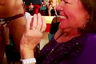 Real housewife sucking at cfnm party
