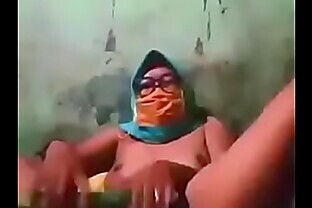 tudung slut slide cucumber in her pussy