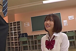 　制服女子の超ミニスカ＋ニーハイ＝極上絶対領域に勃起してしまった僕。それに気づいた彼女は興奮した様子で僕のチ●ポをイジりはじめ…　同級生仲良し3人組の1人。デカチンを我