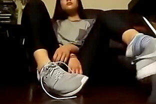 Chica asiática se quita los tenis y los calcetines 4 min