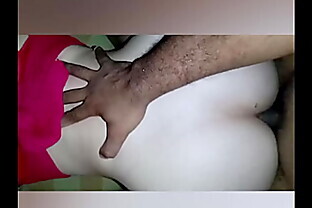 Ela voltou pra pegar o sutiã e deixo a calcinha achou msm que eu despensaria , ela molhou meu pal todinho 5 min