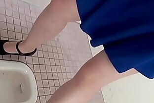 Japanese babes get secretly filmed peeing 10 min
