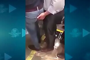 Acoso sexual en Metro no para; hombre toca a otro 37 sec