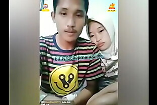 Bokep Indonesia Cewek Hijab Cantik Blowjob Kekasih Mas Ganteng -  2 min