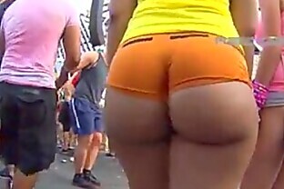 Amazing Black Ass Dancing in a Festival 2 min