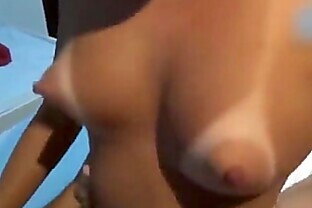 Peitinho bicudo gemendo em outra rola enquanto o marido filma 2 min