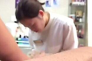 Cara com tesao se masturba gozando na frente da pedicure -