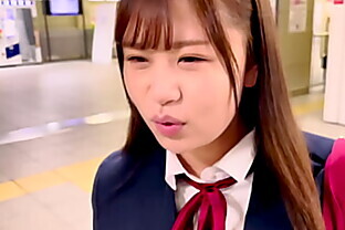 　ハメ撮り　オフパコむちむちJKのラブホでハメ撮り。制服を着たままSEX。JKとは思えないフェラチオテク。大きくて綺麗なお尻がエロい。齢の離れたおじさんとイチャイチャSEX。 15 min