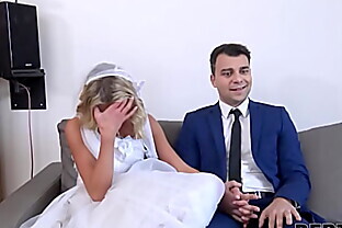 DEBT4k. Schuldeneintreiber fickt die Braut im weißen Kleid und in Strümpfen 10 min
