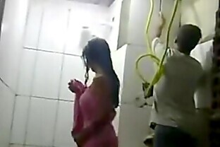 REAL - Esposa safada toma banho na frente dos pedreiros enquanto marido trabalha