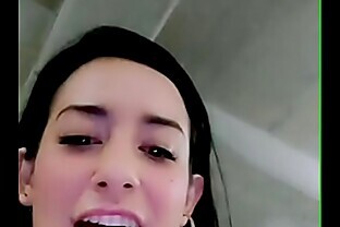 Vanesita en el estacionamiento.