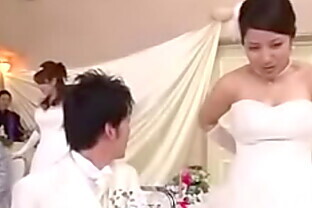 Japonesas fodeendo em publico no meio do casamento