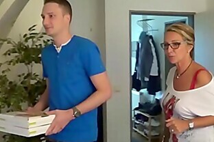 Mutter fickt den jungen Pizzaboy und ihr Mann guckt zu