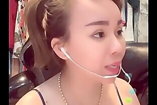 Máy bay bà già show vú to trắng nhìn sướng mắt