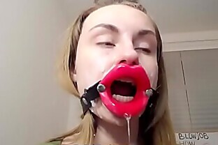 Любительница жесткого секса riderkelly сосет силиконовый пенис со спермой на лице