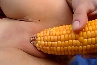 Amateur girlfriend toys her pussy with corn outdoor