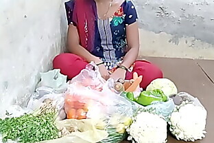 देसी लड़की ने सब्जी बेचते बेचते सब्जी खरीदने वाले से चुदाया