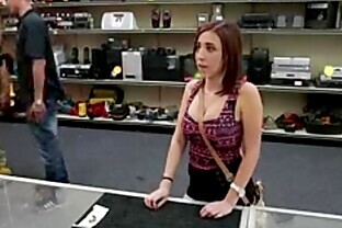 Miss Miami Hoodrat selling a silver chain gets her pussy fucked