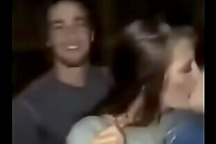 pareja difurtando en un establo al aire libre