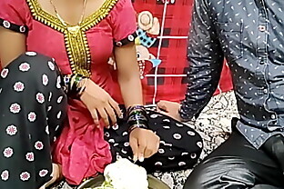 इंडियन मेड सब्जी काट रही तब उसका साहब आया और उसको जबरदस्त चोदा