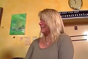 MILF Kellnerin direkt nach Feierabend in der Kneipe gefickt