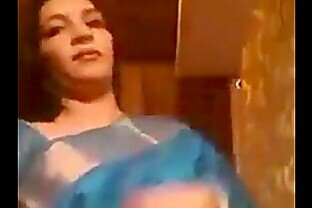 Hot Indian Aunty removing saree