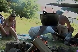 Il campeggio si trasforma in un orgia con grossi cazzi per giovani ragazze e donne mature