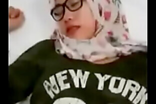Jilbab cantik nyepong di hotel sama selingkuhan