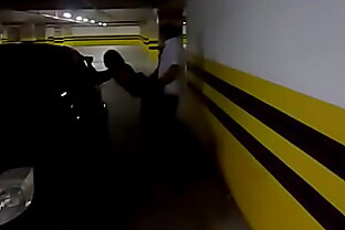 Esposa dando no estacionamento do shopping