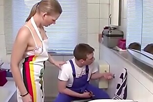 Mutti ueberredet den Azubi Handwerker ihren Arsch zu ficken