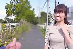 奥さん、今はいてる下着を買い取らせて下さい！〜白いパンティにマンカス付けて〜  成宮麗子 1