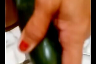 SAFADA GOZANDO COM PEPINO