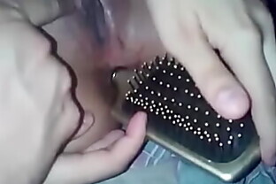 Jugando con su cepillo de peinar