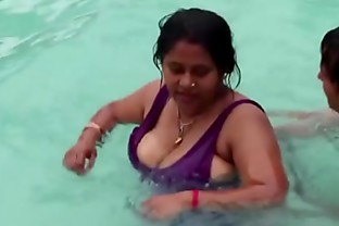 Hot sexy desi aunty showing assets in the pool