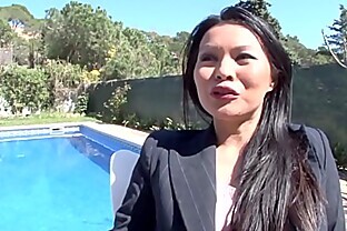 Siam, jolie Thaïlandaise se fait défoncer le cul