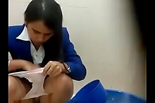 Ngintip Cewek Pipis Di Toilet SPBU Part 3