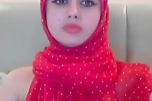 Arab Babe In Hijab Masturbates