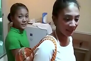 Thick-assed Filipina babe offers up pussy to horny tourist