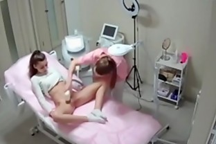 Espiando a una sexy chica en el consultorio depilacion