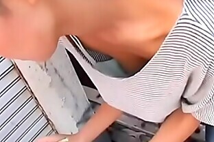 pillé a mi hermana descuidada y le grabé sus tetas